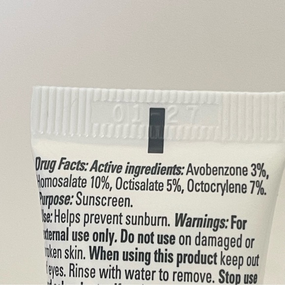 La Roche Posay Anthelios 60 Melt-in Milk Body Face Sunscreen Box of 10 0.5fl oz. - Picture 9 of 9